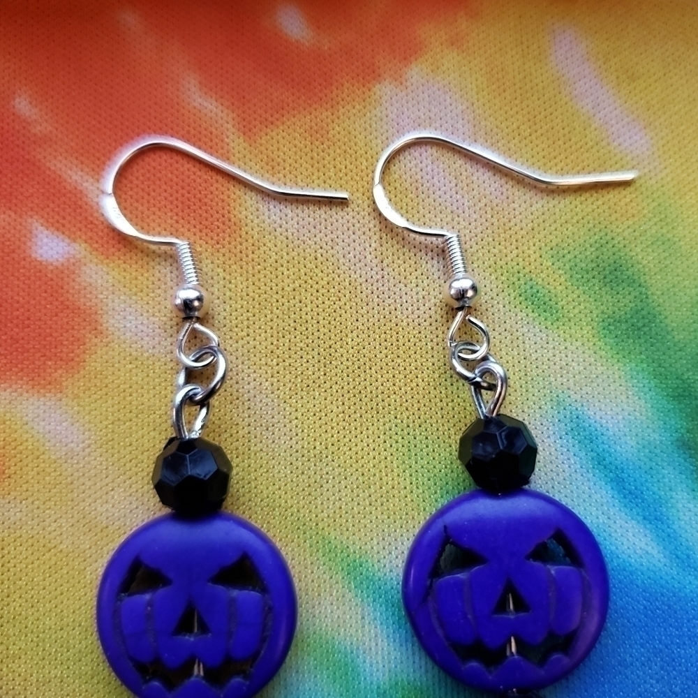 HANDMADE Purple Black Beaded Halloween Pumpkin Dangle Earrings - Picture 2 of 3